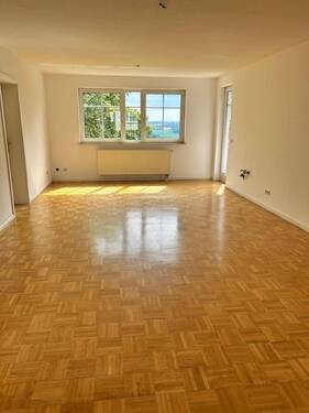 Wohnzimmer mit Balkon - +++Großzügiges Familiennest mit Balkon und schönem Weitblick+++