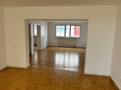 Esszimmer mit Blick ins Wohnzimmer - 5 Zimmer Etagenwohnung in Augustusburg