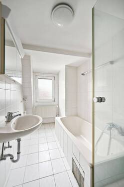 Badezimmer 2. OG - Mehrfamilienhaus, Wohnhaus mit 219,00 m² in Freiberg am Neckar zum Kaufen