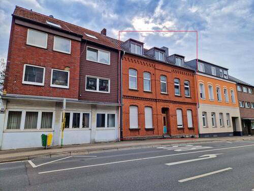 Straßenansicht - Kleines Mehrfamilienhaus - großer Garten - Wohnung frei.