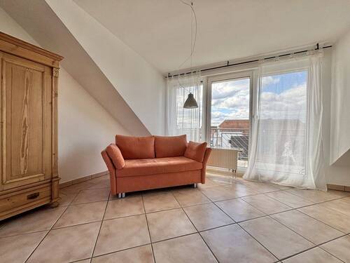 Wohnzimmer - Lichtdurchflutete 2-Zimmerwohnung über den Dächern von Hemsbach