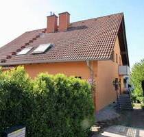 Platz für die ganze Familie: Sofort bezugsfreie DHH mit Garage in Karlsbad-Langensteinbach