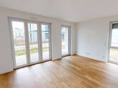 Ansicht I: Wohn- und Esszimmer mit offenem Küchenbereich (Muster) - Großzügige 3-Zimmer-Wohnung mit Einbauküche, Terrasse und Garten!