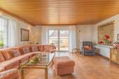 Großes Wohn-Esszimmer mit Kamin und Zugang zur Terrasse - 