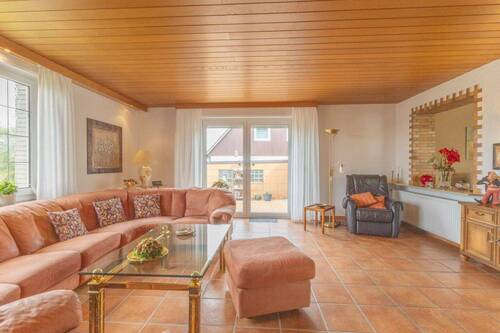 Großes Wohn-Esszimmer mit Kamin und Zugang zur Terrasse - 