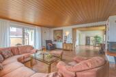 Großes Wohn-Esszimmer mit Kamin und Zugang zur Terrasse - 