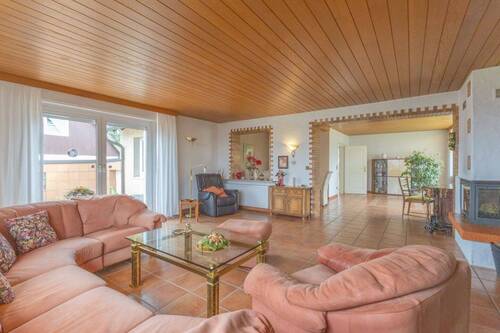 Großes Wohn-Esszimmer mit Kamin und Zugang zur Terrasse - 