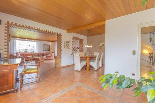 Großes Wohn-Esszimmer mit Kamin und Zugang zur Terrasse - 