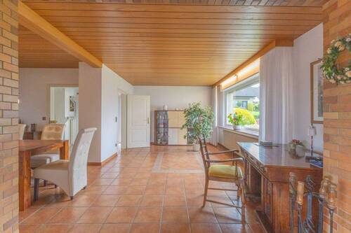 Großes Wohn-Esszimmer mit Kamin und Zugang zur Terrasse - 