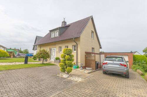Blick auf das Haus mit Garage/Stellplatz - 3 Zimmer Einfamilienhaus zum Kaufen in Menden
