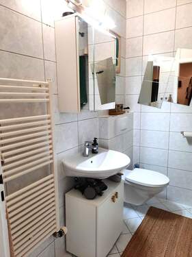 Hänge-WC, neues Waschbecken, Handtuchheizung.jpg - 