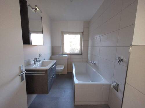 Neues Bad mit Waschtisch, WC, Fenster - 