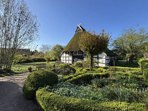 Bild1 - Historisches Fachwerkhaus mit Reetdach mit großzügigem Grundstück in LembruchDümmersee