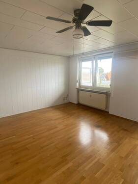 Wohnzimmer - Sofort bezugsfähig - 3-Zimmerwohnung mit Balkon in ruhiger Lage in Herzogenaurach - Ortsteil Niederndorf