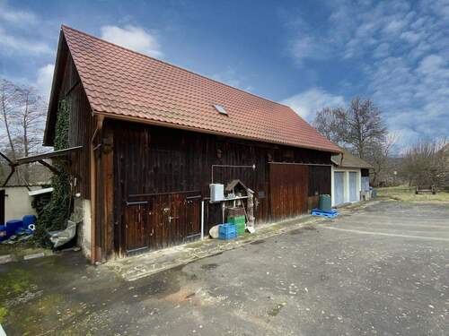 Scheune mit Garagen - 