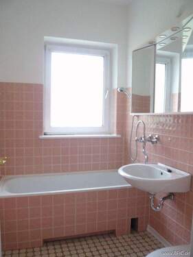 Badezimmer mit Fenster - 