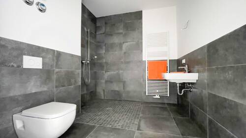 Duschbad - Etagenwohnung mit 145,80 m&sup2; in Chemnitz zur Miete