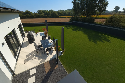 Blick über Garten und Terrasse - 