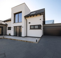 Familienidyll am Feldrand: KfW-40+ Traumhaus mit großem Südwest-Garten und Einliegerwohnung - Nörvenich