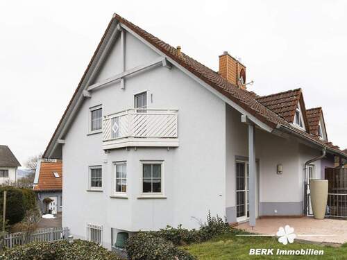 Außenansicht - BERK Immobilien - Familienfreundliche Doppelhaushälfte mit Garten & großem Platzangebot