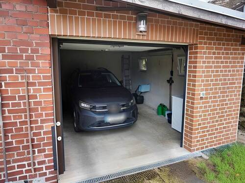 Nebengebäude mit Garage - 