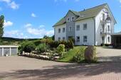 Haus mit Parkplätzen - 