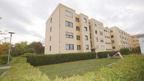 Ansicht - Renovierungsbedürftige 4,5 Zimmer-Wohnung mit 2 Garagen