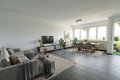 Wohnzimmer - Stilvoll modernisierte Eigentumswohnung mit Balkon und Garage