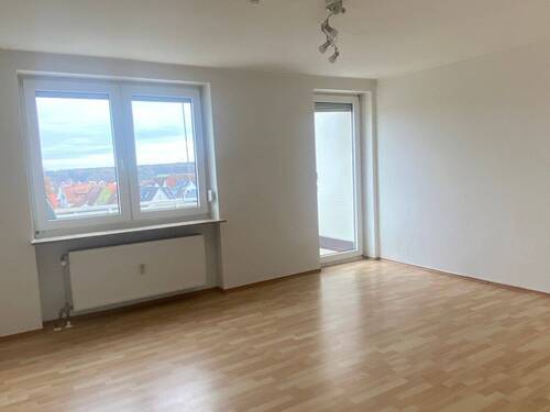 Wohnzimmer - kurzfristig verfügbar - 4-Zimmerwohnung mit Balkon in ruhiger Lage in Herzogenaurach - Ortsteil Niederndorf