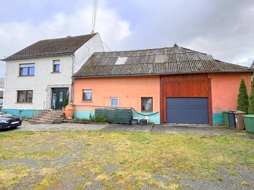 Vorderansicht mit Scheune - Ein-Zweifamilienhaus mit großer Scheune und pflegeleichtem Garten in Bellingen