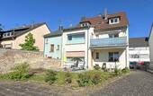 Gebäudeansicht bei Sonnenschein.jpg - Dreifamilienhaus mit Garagen – Eigennutzer willkommen: Selbst wohnen & Miete kassieren!