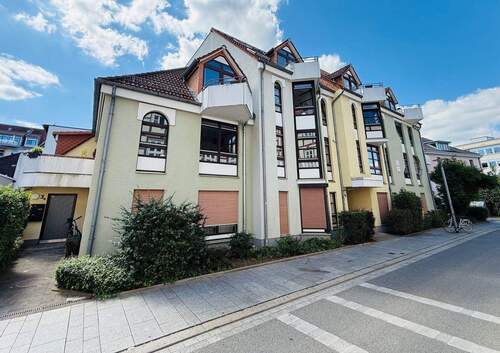 1 Hausansicht - Zentral wohnen - 3-Zimmer-Wohnung mit zwei Balkonen, Tiefgarage & Aufzug in Göttingen