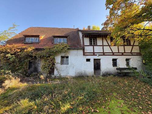 Ansicht Wohnhaus - Ruhige Lage & viel Platz: Großzügiges Grundstück mit Altbestand, Hallen und Neubaumöglichkeiten