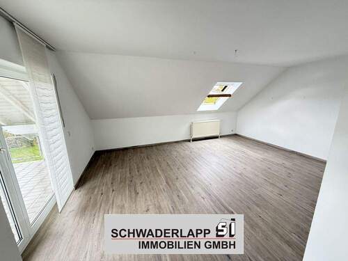 Wohnzimmer - Helle Dachgeschosswohnung mit Balkon in Marienrachdorf