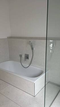 Tageslichtbad mit Dusche und Wanne - 3 Zimmer Terrassenwohnung zur Miete in Mühlheim am Main
