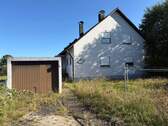 Gebäudeansicht - Wohnhaus mit großzügigem Grundstück & Sanierungsstau in Amberg-Karmensölden zu verkaufen!