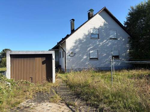 Gebäudeansicht - Wohnhaus mit großzügigem Grundstück & Sanierungsstau in Amberg-Karmensölden zu verkaufen!