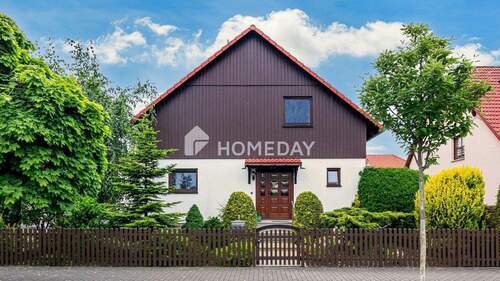 Außenansicht 2 - Top gepflegtes EFH mit Gartenparadies, Terrasse, Kamin, Carport und Wohlfühlatmosphäre