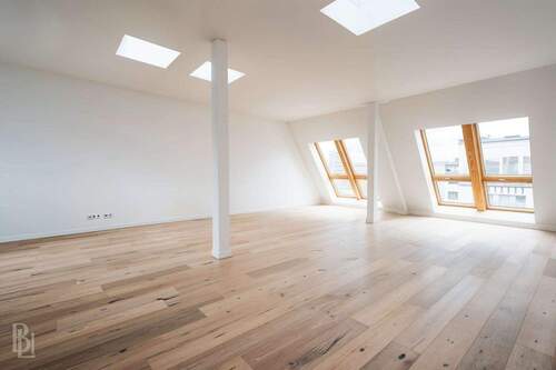 Wohn-Essbereich mit Blick auf Innenhof - 2 Zimmer Etagenwohnung zum Kaufen in Berlin