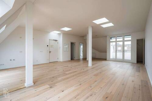 Wohn-Essbereich mit Blick zur Straße - 2 Zimmer Etagenwohnung in Berlin