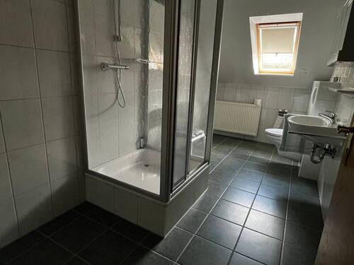 Badezimmer im Dachgeschoss - 