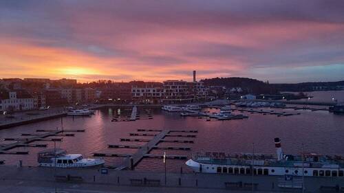 7. Blick am Abend - Nur auf dem Wasser wär´s schöner - Exklusive Maisonette-Eigentumswohnung mit fantastischem Süd-Blick über die Müritz & den Warener Stadthafen!