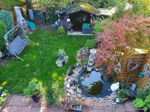 Garten mit Teich und Gartenhaus - 