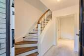 Eingangsbereich - Treppenaufgang - 8 Zimmer Einfamilienhaus zum Kaufen in Berlin