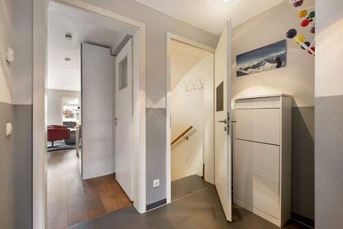 Flur mit Zugang zum UG - 5 Zimmer Reihenmittelhaus zum Kaufen in Hamburg