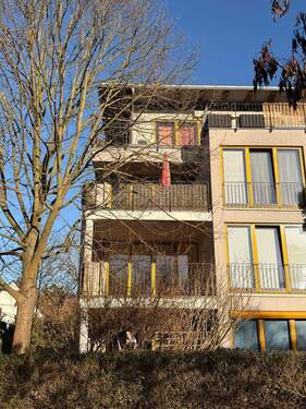 Blick vom Garten auf Balkon - 
