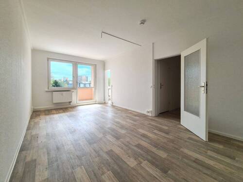 Wohnzimmer - Renovierte, helle Balkonwohnung mit Ausblick, auf Wunsch mit Stellplatz