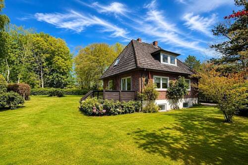 Außenansicht Südwest - auf traumhaftem Grundstück - Gepflegtes Einfamilienhaus in attraktiver südstrandnaher Lage