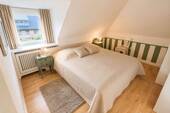 Eines von drei Schlafzimmer im Dachgeschoss - 