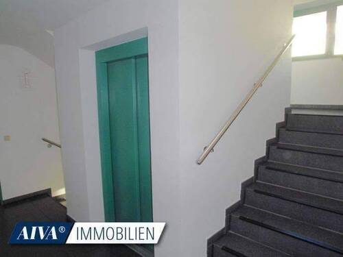 Treppenhaus mit Aufzug - 